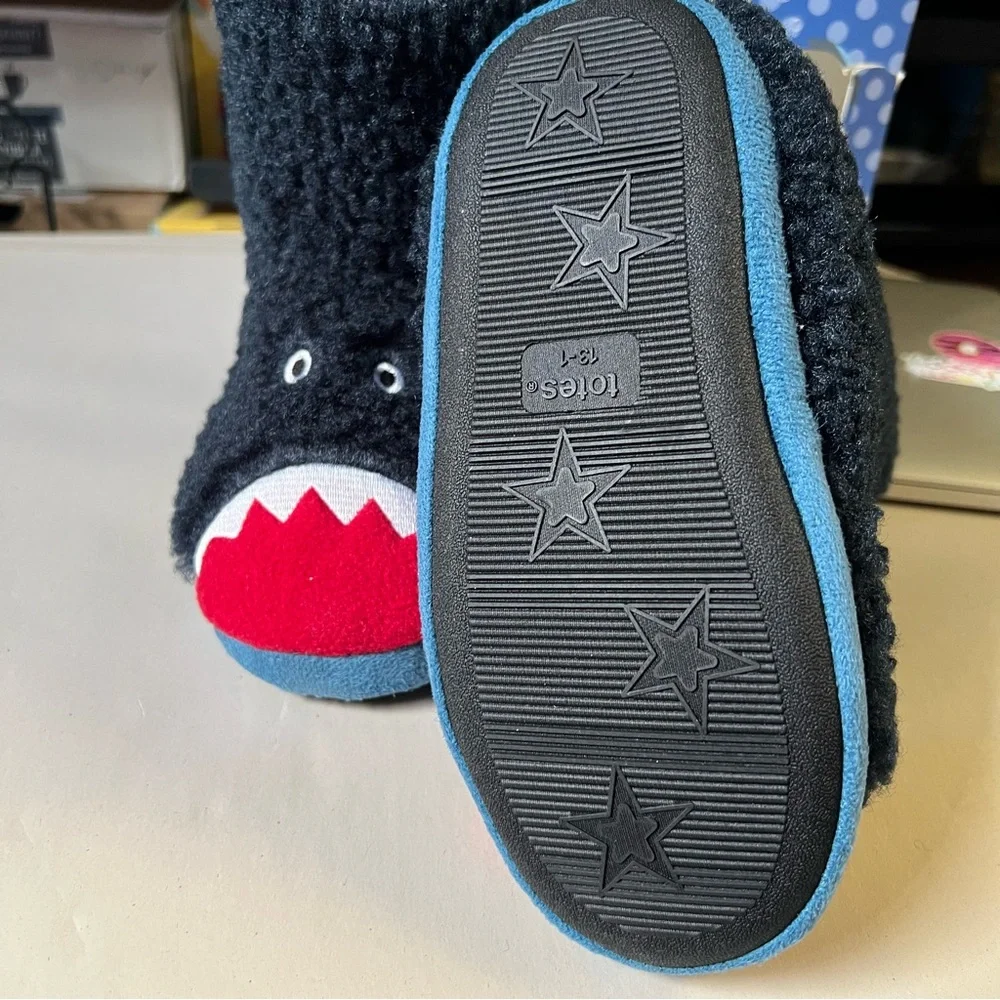 Totes Toasties Kids Shark Slippers Size‎ M